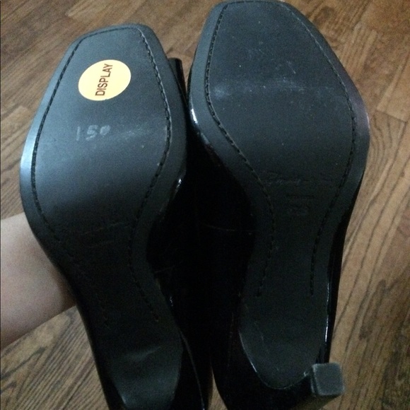 NWT Elizabeth & James Black Patent Bow Pumps - Picture 6 of 6